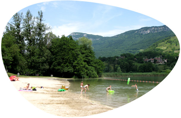 activité baignade aux Lacs au milieu des montagnes en savoie